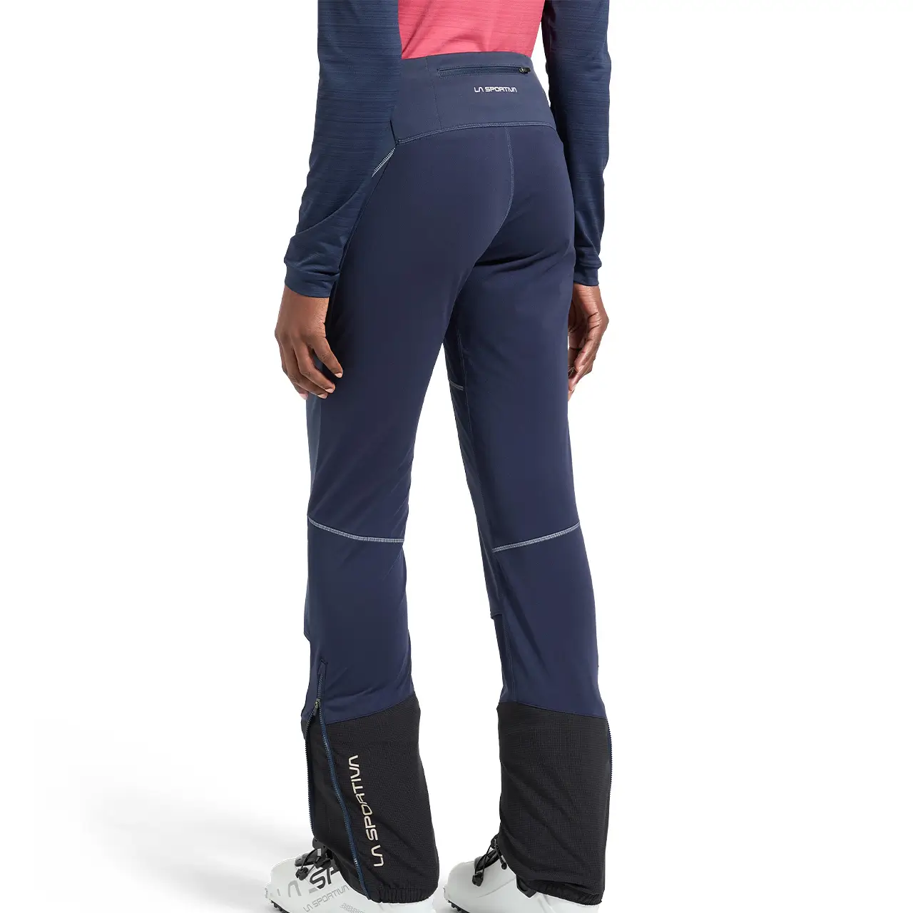 La Sportiva Kyril Damen Skitourenhose Night Sky Slim Fit Passform Rückansicht getragen