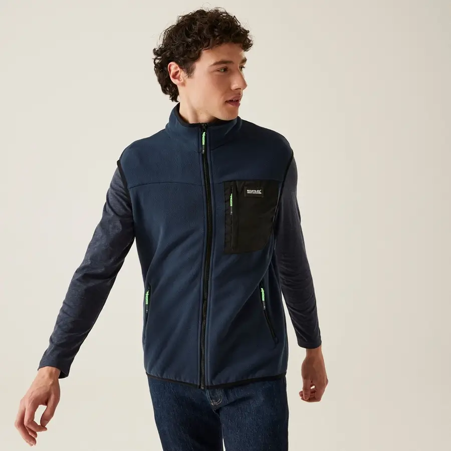 Mann mit Regatta Fleeceweste navy
