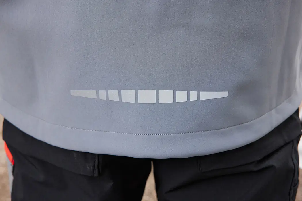 Detailansicht Reflexelemente am Rücken der Daiber Softshelljacke JN1886 black/metal-grey