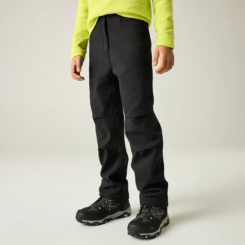 Regatta Softshellhose Kinder schwarz – vorne am Kind
