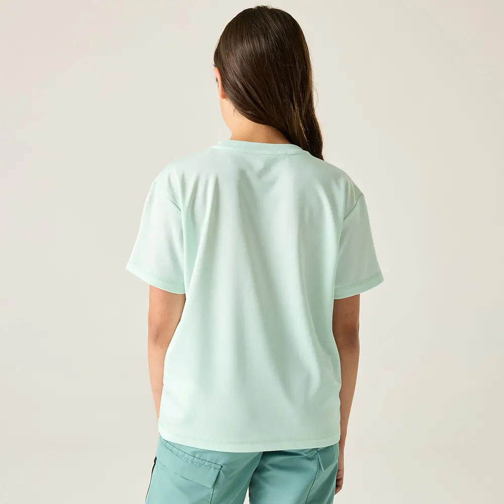 Mädchen trägt Regatta T-Shirt Aria oceanblau, Lifestyle Look Rückansicht, Outdoor und Alltagstauglich