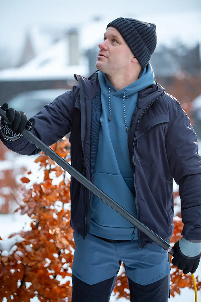 Handwerker mit MASCOT Winterjacke Customized, 22035-657-010 schwarzblau bei Outdoor-Arbeiten in der Kalten Jahreszeit
