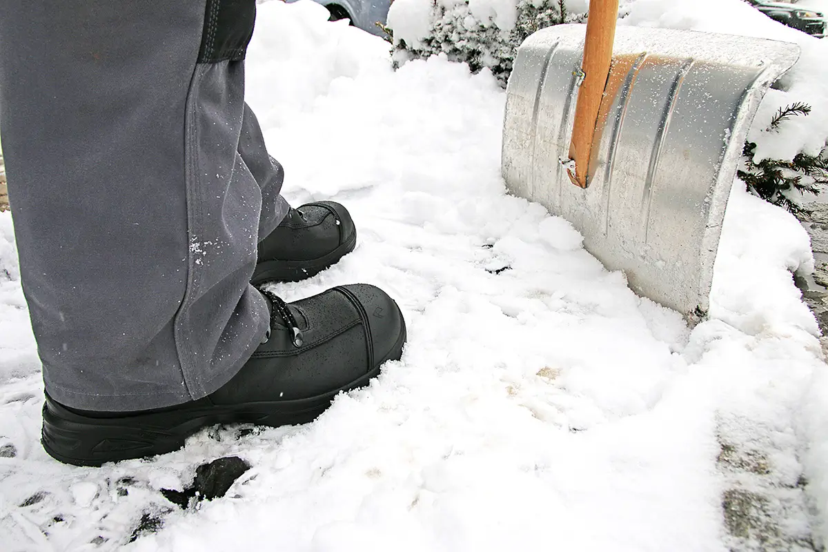 HAIX Airpower XR21 S7S Winterstiefel beim Außeneinsatz mit Schneeschaufel