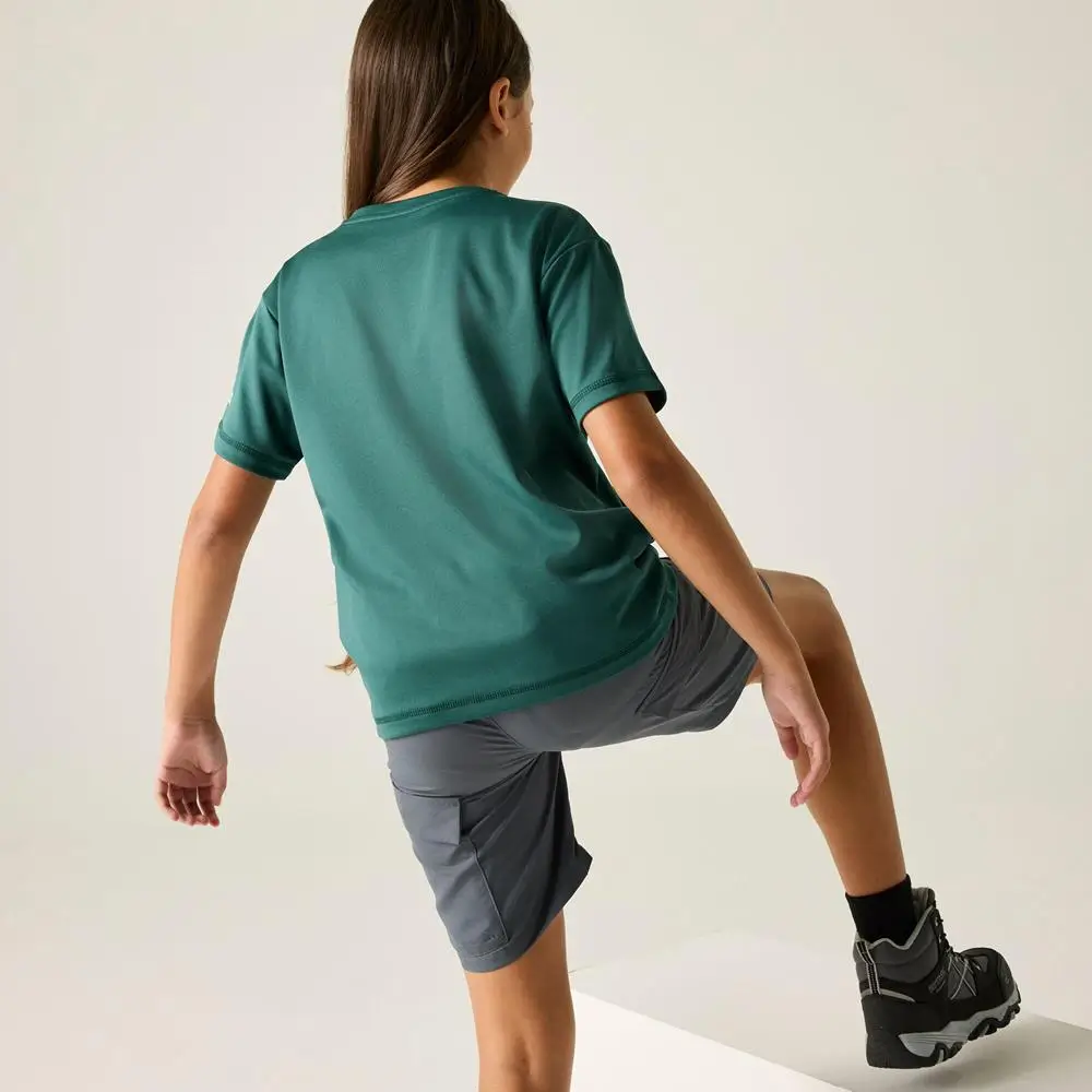 Mädchen trägt Regatta Aria T-Shirt Dunkelgrün, Lifestyle Look Rückansicht, Outdoor und Alltagstauglich