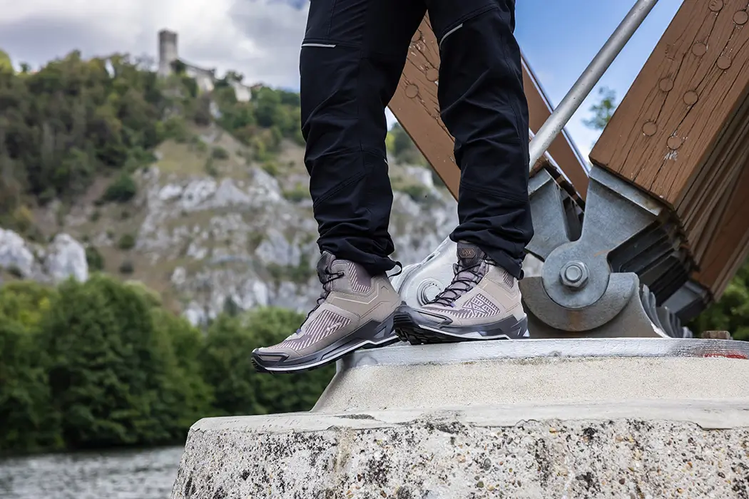 HAIX Black Eagle EVO Adventure GTX mid khaki-black im Outdoor-Einsatz auf Wanderwegen