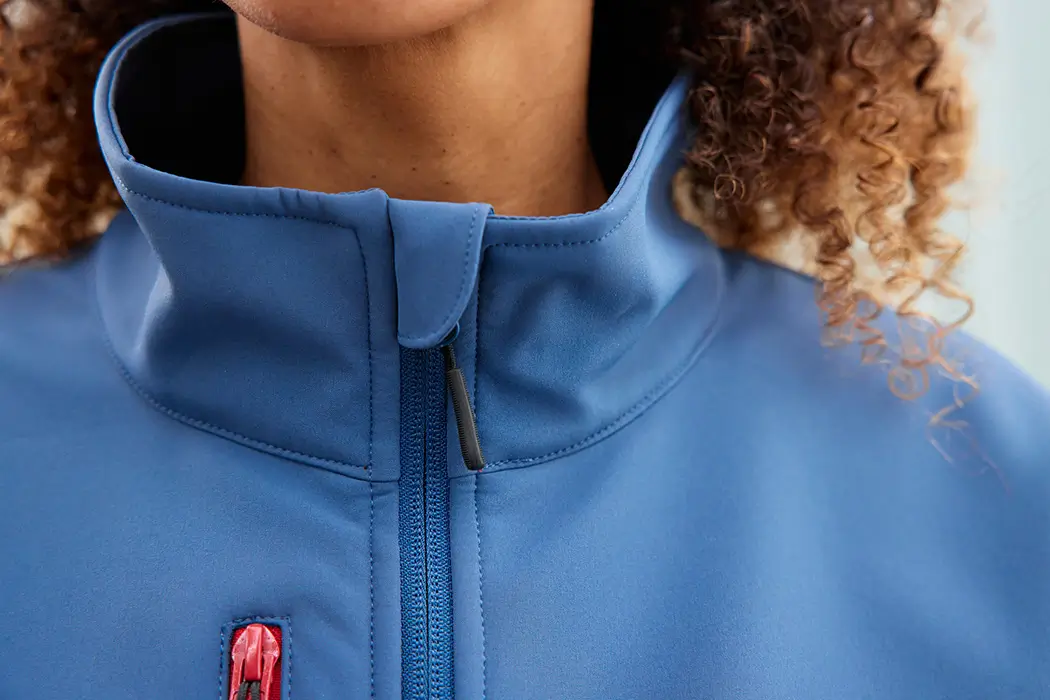Detailansicht Kinnschutz der Daiber Softshelljacke JN1886 deep-blue/steel-blue