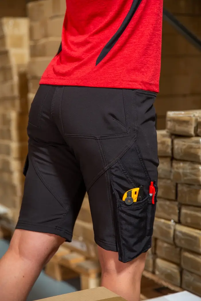 Mascot Damen Shorts Diamond Fit, schwarz, Produktlinie Accelerate, ansicht seitlich hinten. Design mit tailliertem Schnitt