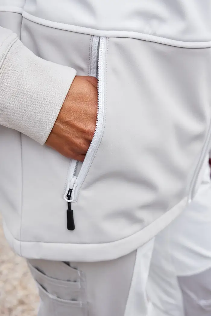 Detail der Ausentasche mit Reißverschluss der Daiber Workwear Softshellweste JN1888