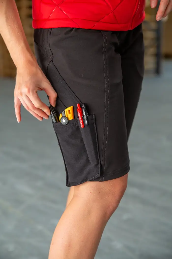 Mascot Damen Shorts Diamond Fit, schwarz, Produktlinie Accelerate, seitenansicht. Design mit tailliertem Schnitt