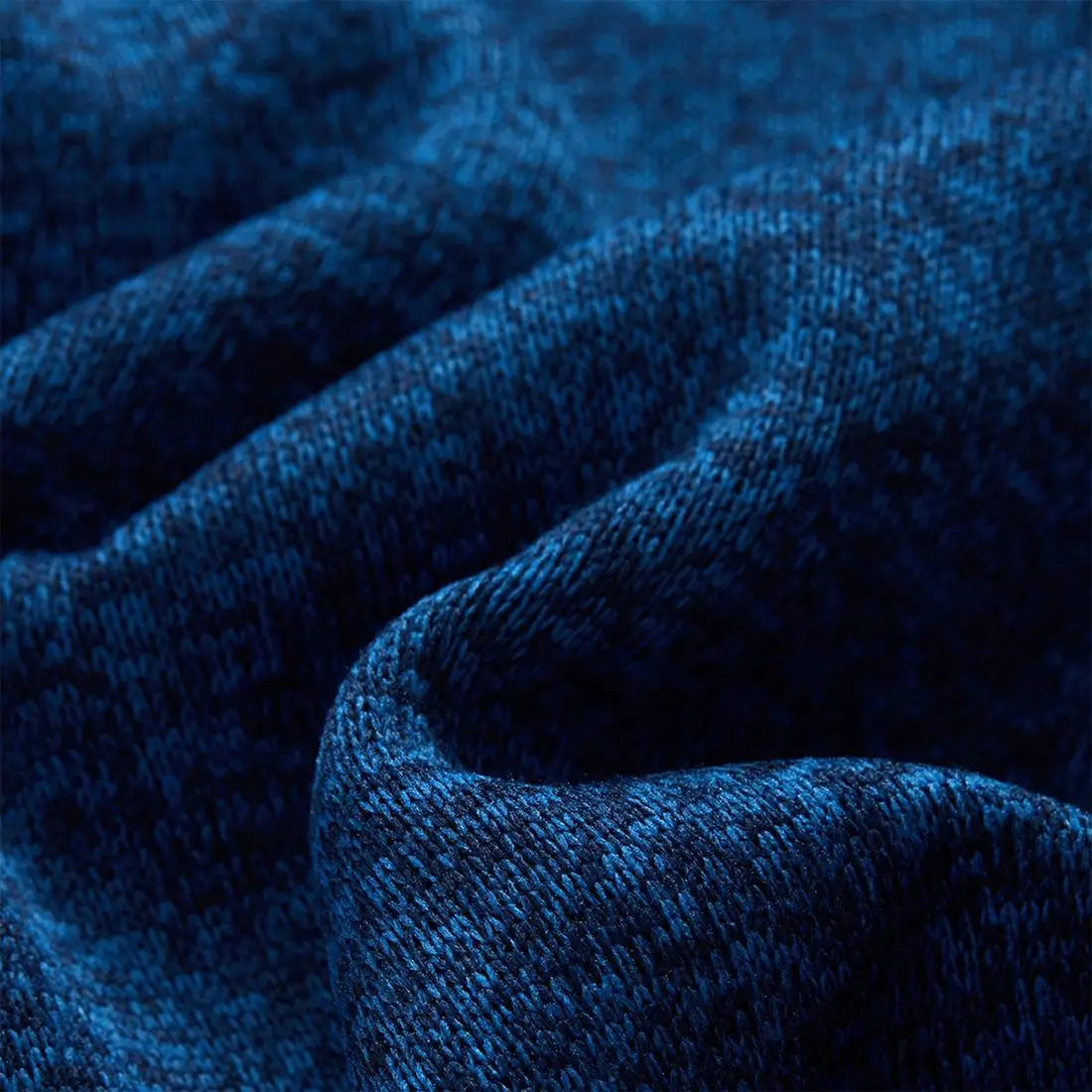 Detailaufnahme des melierten Strickfleece-Materials der Kinderjacke Junior Newhill in blau melange