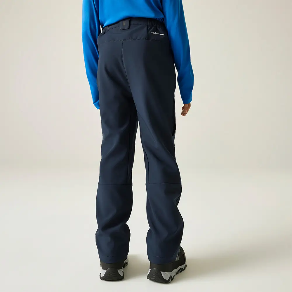 Regatta Softshell Wanderhose für Kinder dunkelblau – Rückansicht am Kind