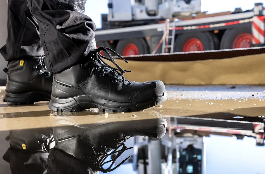 HAIX Black Eagle Safety 610 LTR/T black S3S Sicherheitsschuh auf einer Baustelle