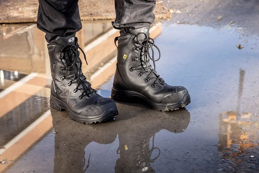 Arbeitsschuhe S7, HAIX AIRPOWER XR 830 LTR GTX Sicherheitsstiefel S7 im Outdoor-Einsatz auf Baustelle und Pfütze