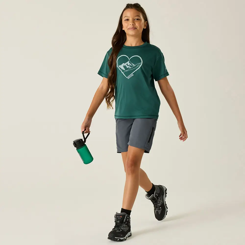 Mädchen trägt Regatta Aria T-Shirt Dunkelgrün, Lifestyle Look Vorderansicht, Freizeit und Schule