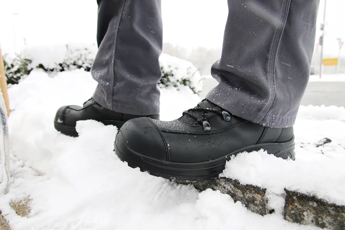 HAIX Airpower XR21 S7S Sicherheitsstiefel im Einsatz bei winterlichen Schneeräumarbeiten