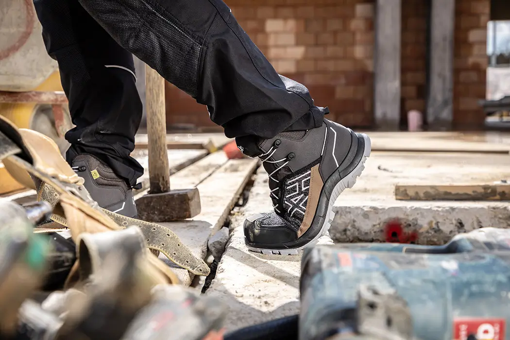 HAIX Black Eagle Safety 410 C GTX schwarz-braun im Einsatz auf einer Baustelle