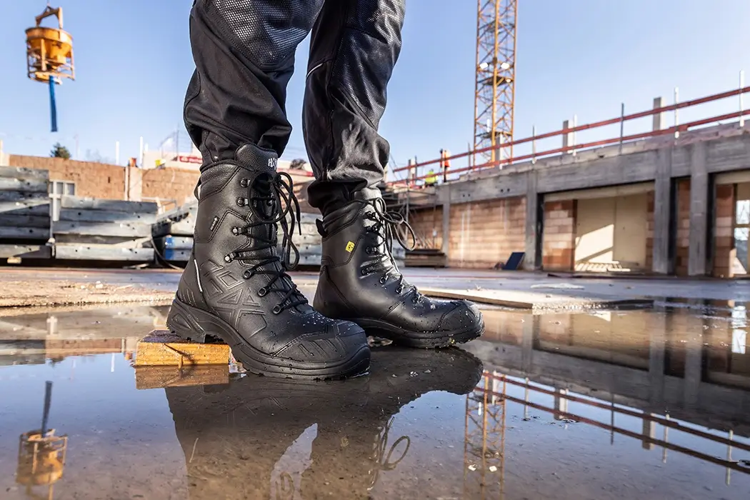 Arbeitsschuhe S7, HAIX AIRPOWER XR 830 LTR GTX Sicherheitsstiefel S7 im Outdoor-Einsatz auf der Baustelle
