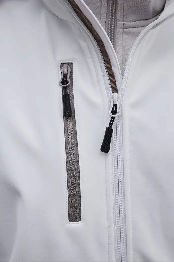 Detail der kontrastfarbenen Brusttasche mit Reißverschluss an der Daiber Workwear Softshellweste JN1888