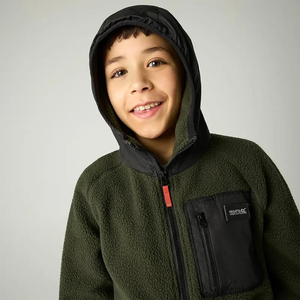etailansicht der Kapuze der Regatta Munro Kinderjacke grün-schwarz am Kind