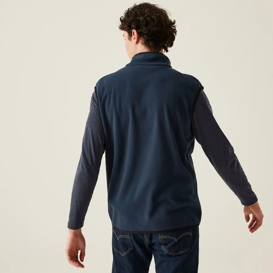 Mann mit Regatta Fleeceweste navy