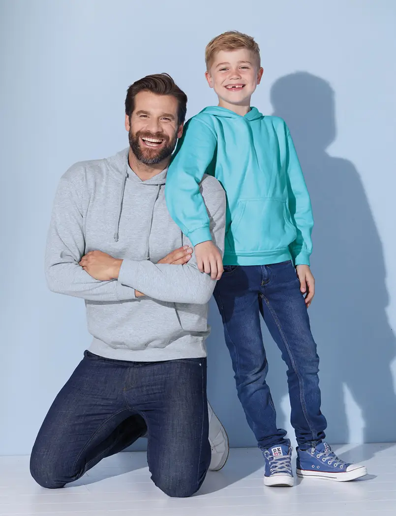 Vater und Kind mit klassischem Kapuzenpullover in Pose,Daiber JN047k