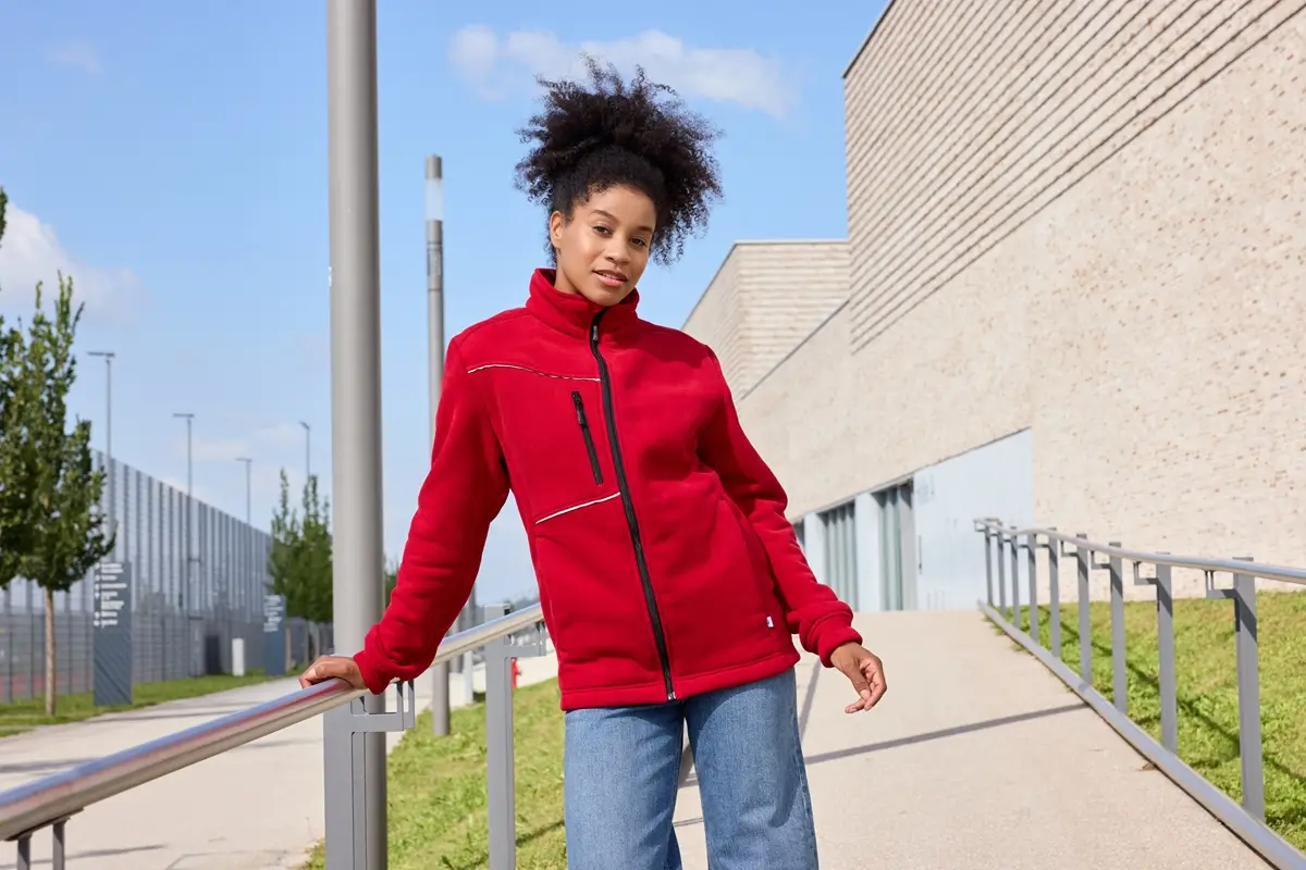 Dame mit Übergangsjacke rot in Cordoptik
