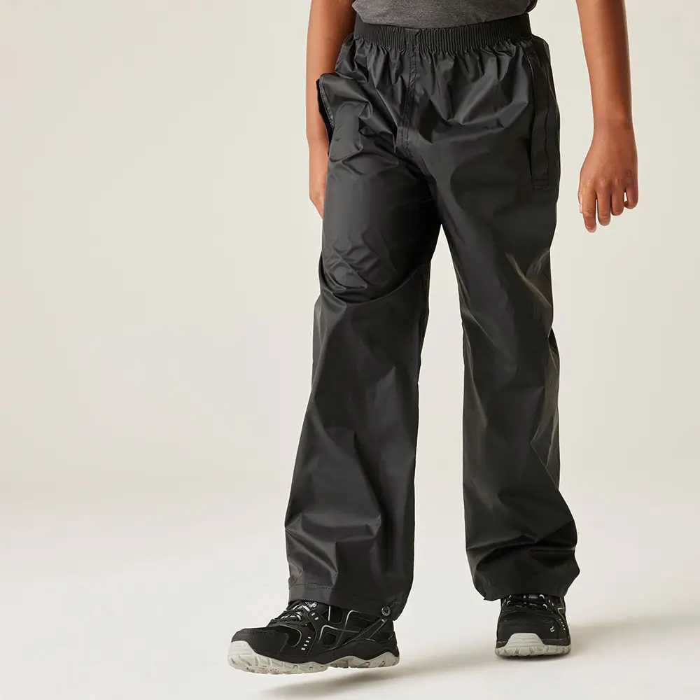Regatta Pack It Regen Überziehhose Kinder schwarz – Detail Vorderansicht