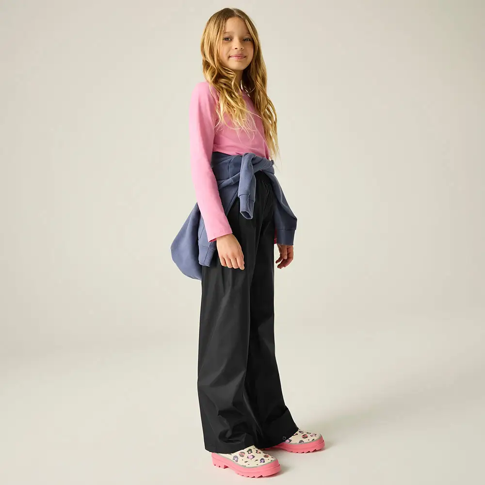 Regatta Pack It Regen Überziehhose Mädchen Schwarz – Lifestyle-Look seitlich