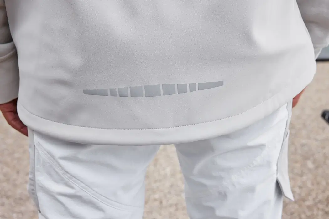 Reflexelement an der Daiber Workwear Softshellweste JN1888 in white/cement am Rückenteil