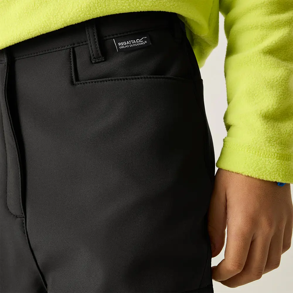 Regatta Softshellhose für Kinder schwarz – Detailansicht der vorderen Hosentaschen