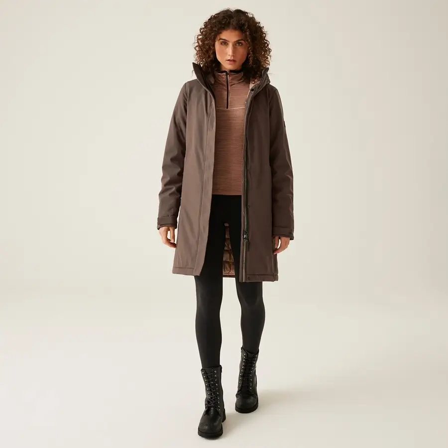 Frau mit Regatta Damen Parka Dallymoore braun
