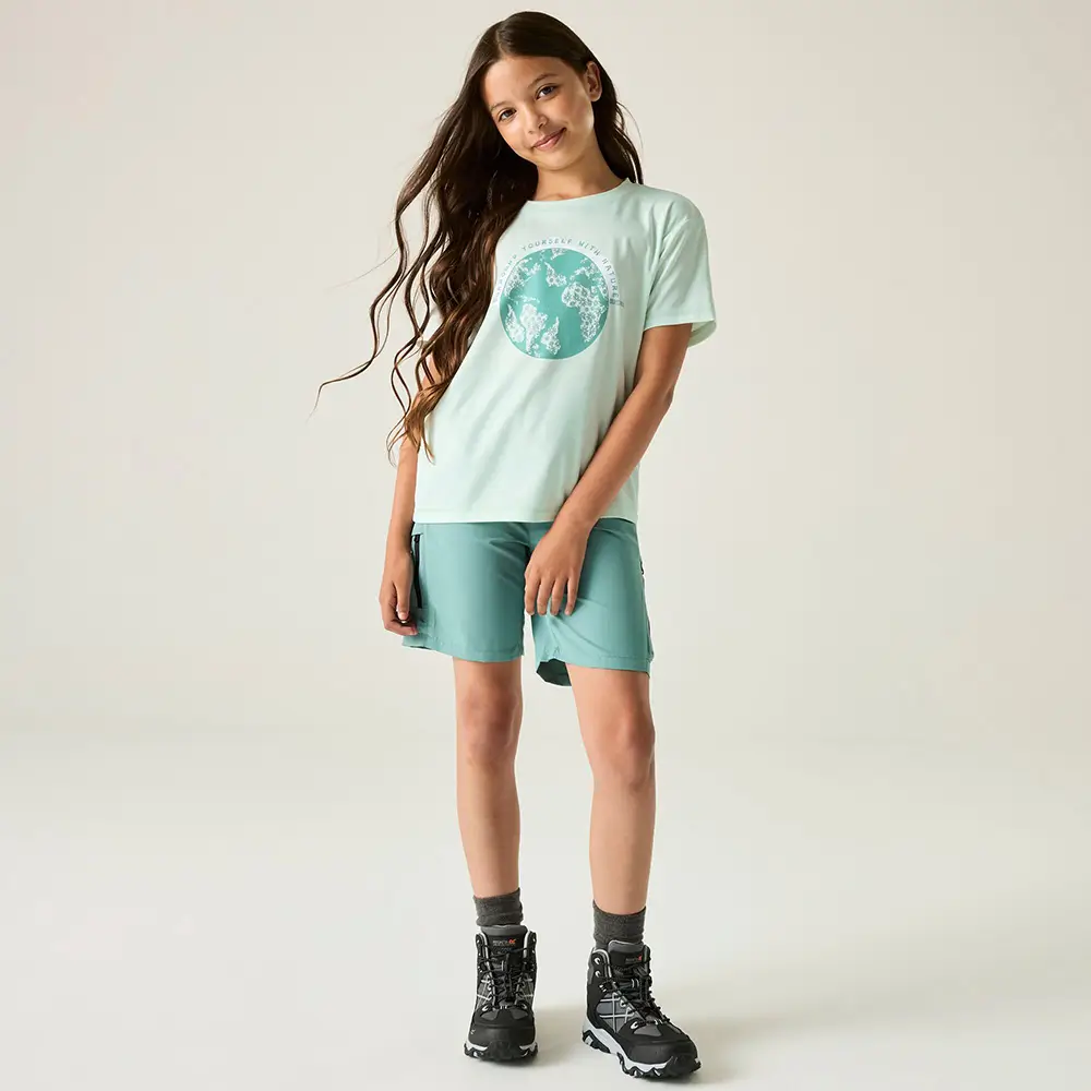 Mädchen trägt Regatta T-Shirt Modell Aria oceanblau, Lifestyle Look Vorderansicht, Freizeit und Schule