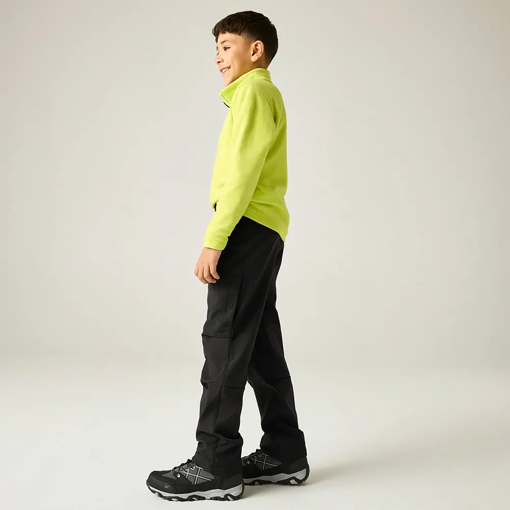 Kind in Regatta Softshellhose schwarz – Ganzkörperansicht seitlich
