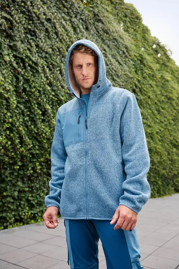 Mann mit Daiber JN1874 Herren Strick-Fleecejacke in blauer Farbvariante mit Kapuze