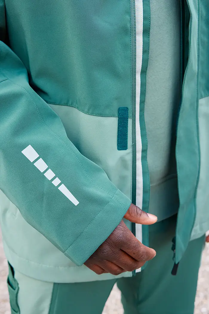 Detailansicht Reflexstreifen unterarm der Daiber Workwear Softshelljacke JN1878 grün