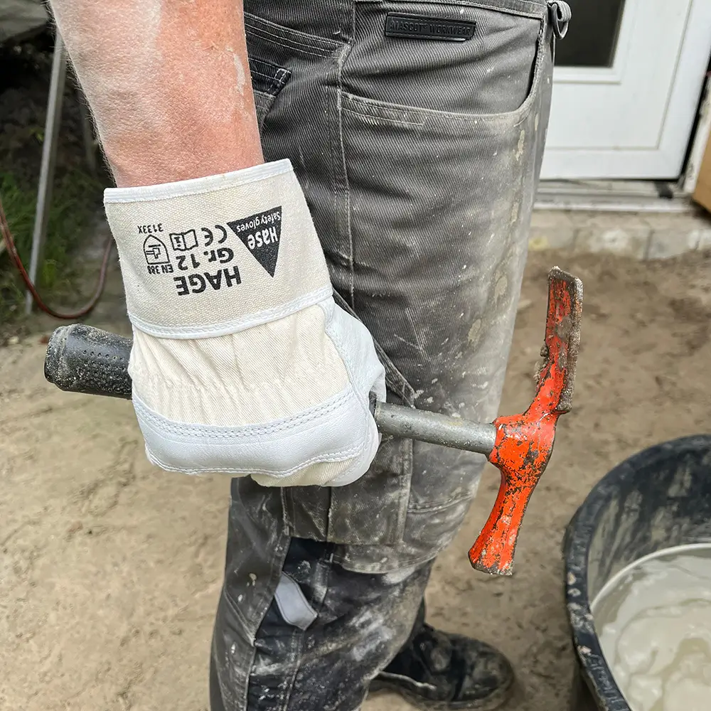 Anwendungsbeispiel Arbeitshandschuh HASE Model Hage weiss