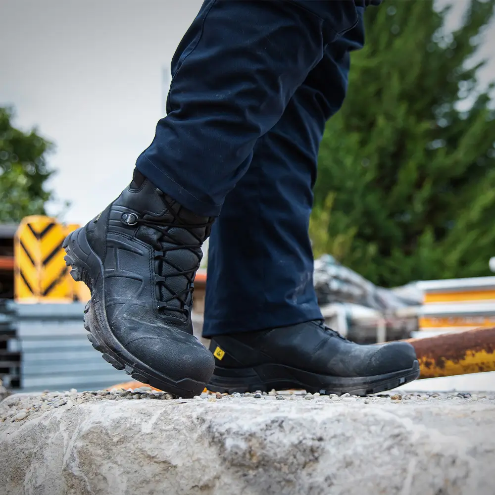 Sicherheitsschuhe S7S Black Eagle Safety 50 Hoch in Baustellen Aktion