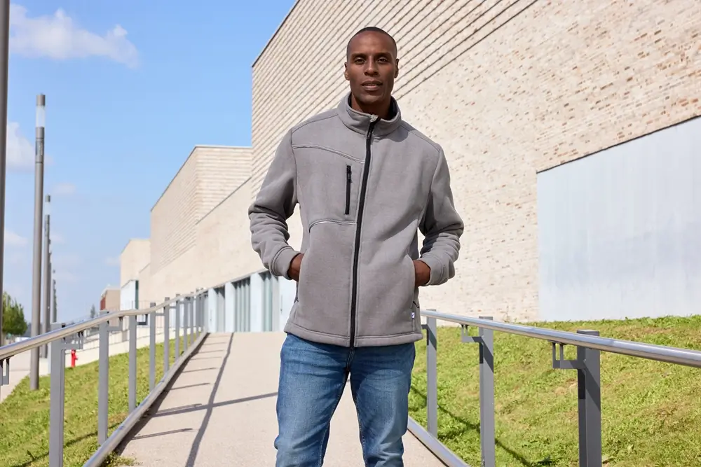 Übergangsjacke für Damen und Herren in Cord-Optik Mann mit Übergangsjacke grau in Cordoptik