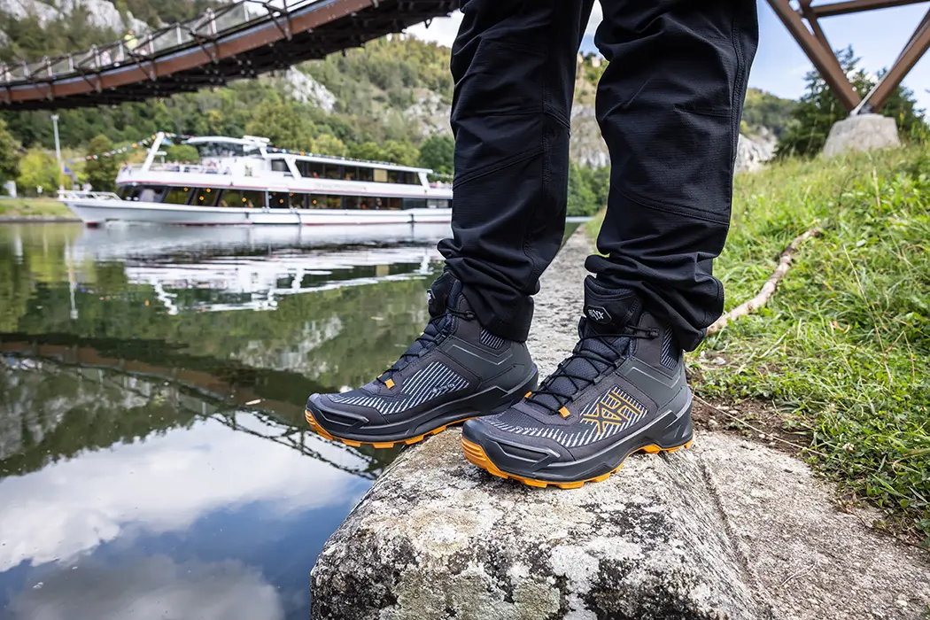 HAIX Black Eagle EVO Adventure GTX mid graphite-orange im Outdoor-Einsatz auf Waldwegen