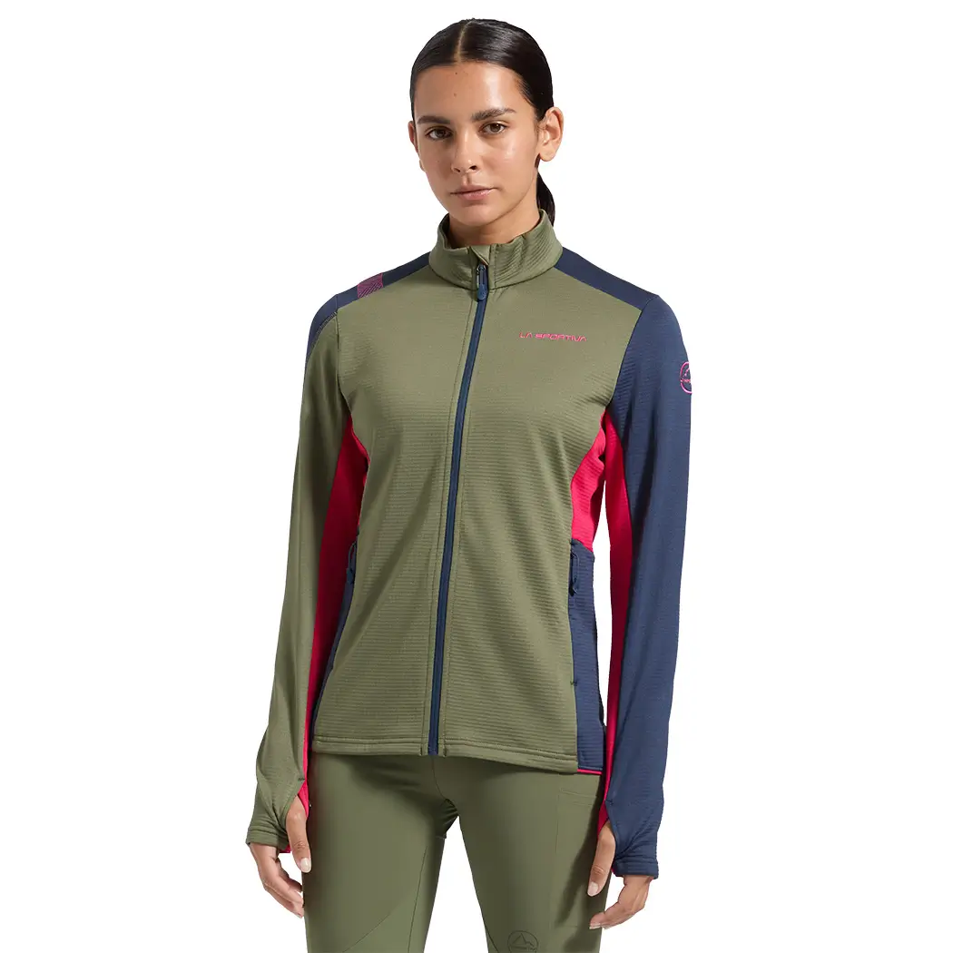 La Sportiva Chill Thermal Damenjacke cypress/night sky am Model mit Regular Fit Frontansicht