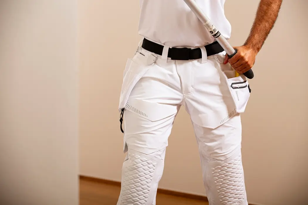 Detaibild Maler beim Arbeiten mit Verwendung von Mascot Hängetaschen aus det Produktlinie Customized Farbe weiss im 2er Set mit Bundhose