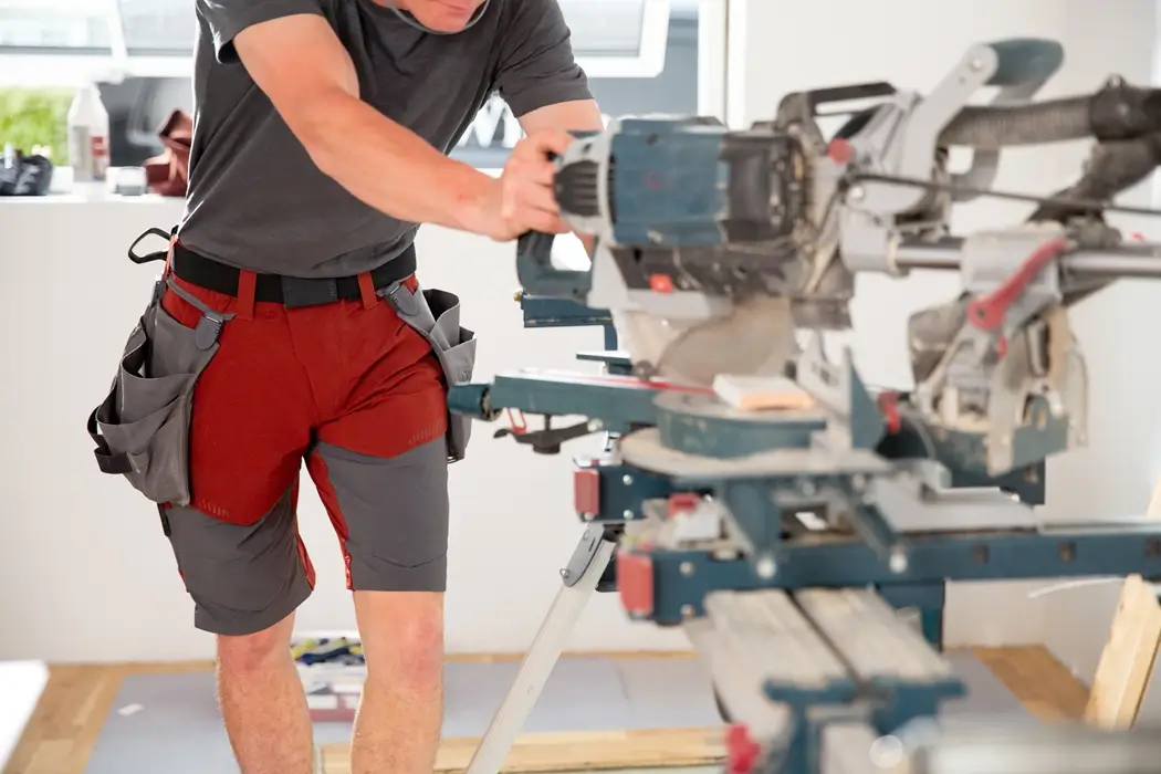 Handwerker mit Mascot Customized Shorts und Hängetaschen in der Farbe anthrazitgrau Verwendungsbeispiel Handwerker