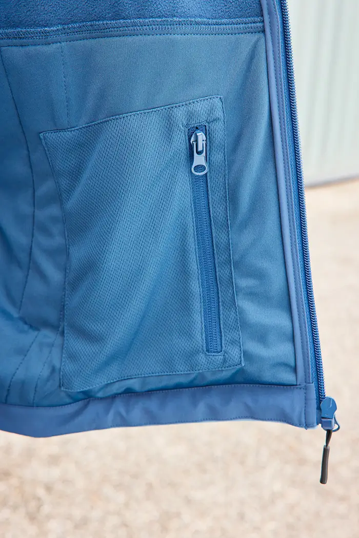 Detailansicht Innentasche der Daiber Workwear Softshelljacke JN1886 deep-blue/steel-blue