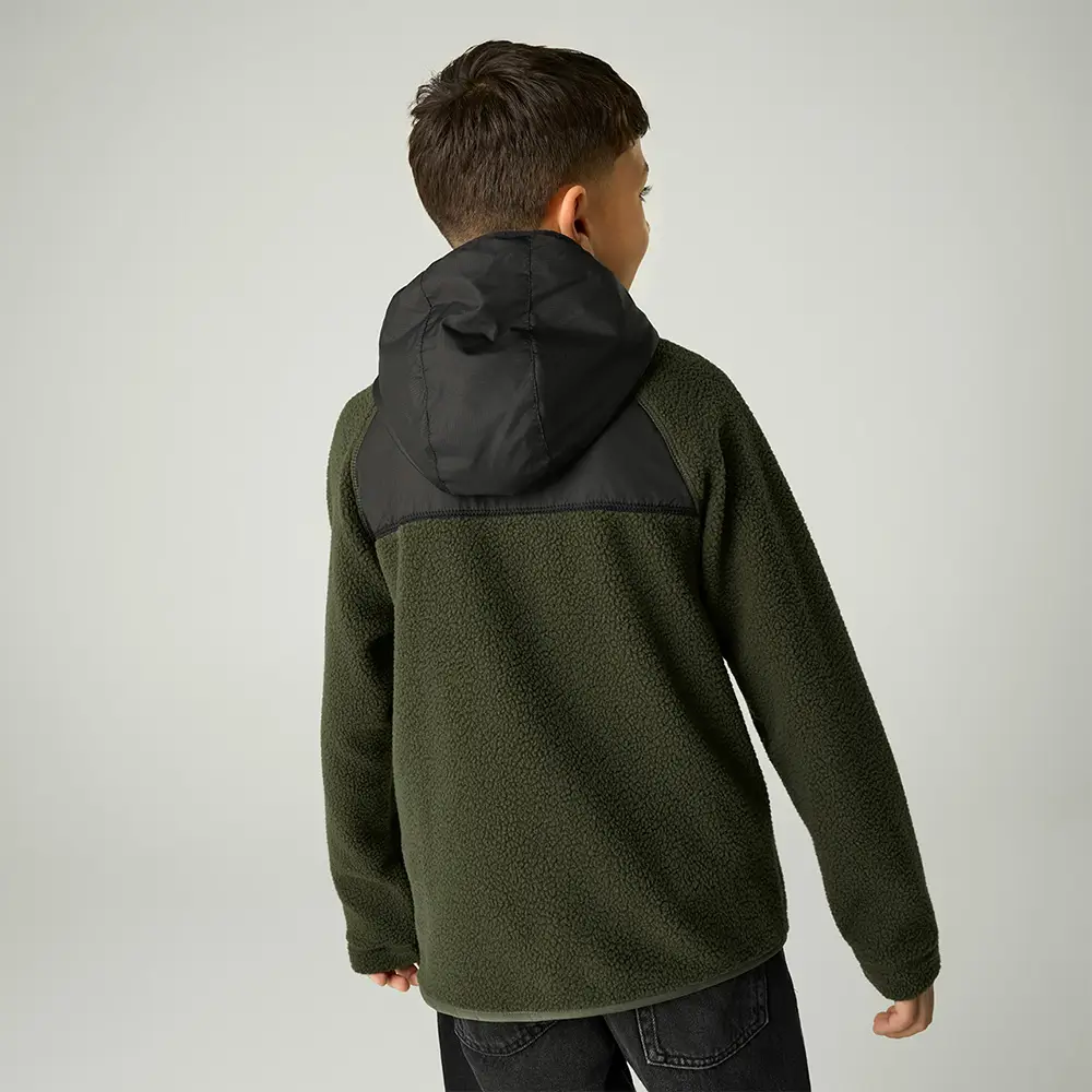 Kind trägt die grün-schwarz Regatta Munro Kinderjacke – Rückansicht