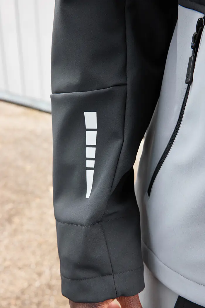 Detailansicht Reflexstreifen unterarm der Daiber Workwear Softshelljacke JN1886 black/metal-grey