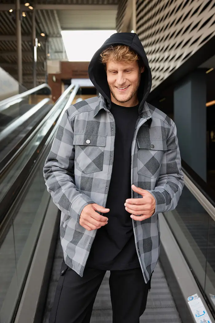Mann trägt Daiber JN1872 Karohemdjacke mit Kapuze in black-metal-grey