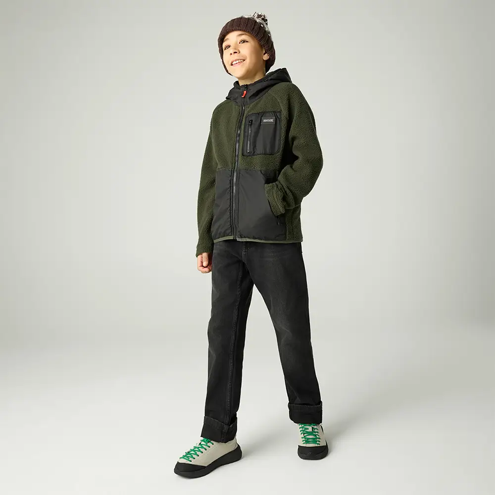 Kind präsentiert die grün Regatta Munro Kinderjacke in der Vorderansicht