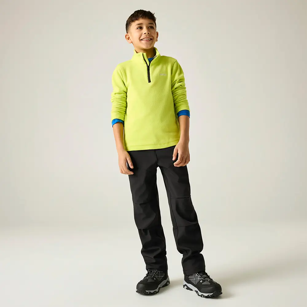 Kind in Regatta Softshellhose schwarz – Ganzkörperansicht von vorne