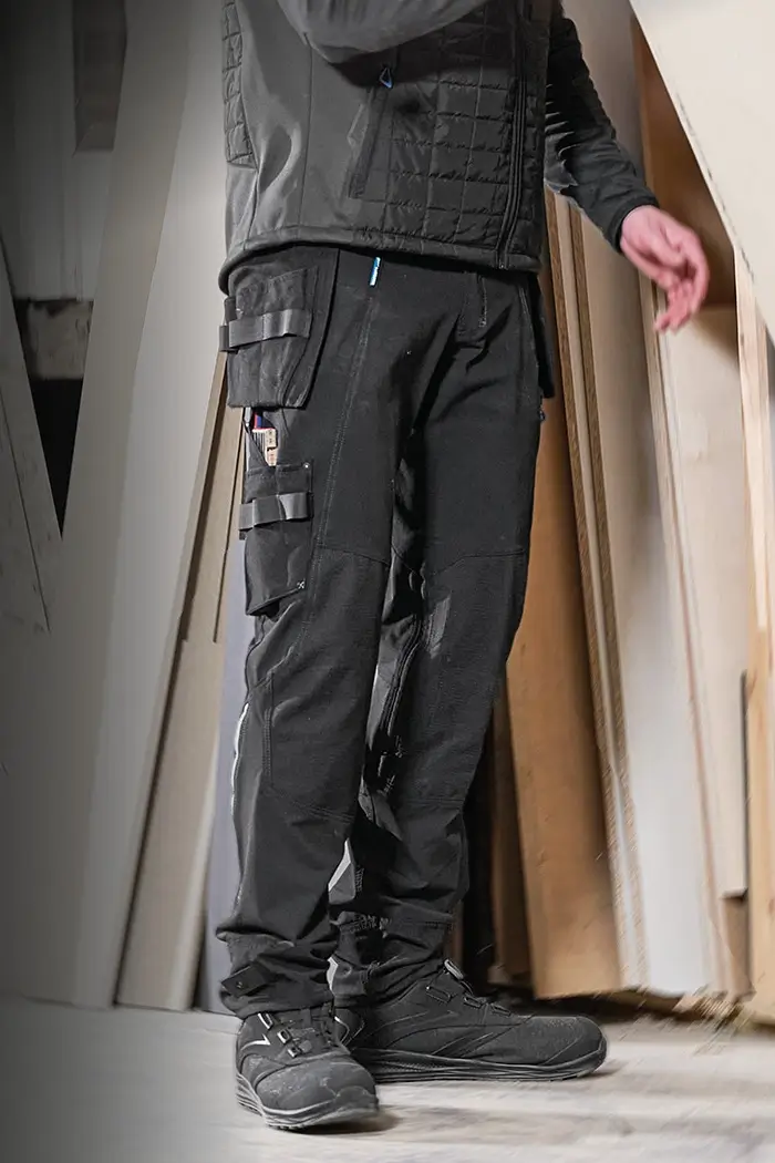 Monteur bei der Arbeit mit Mascot Advanced Arbeitshose schwarz