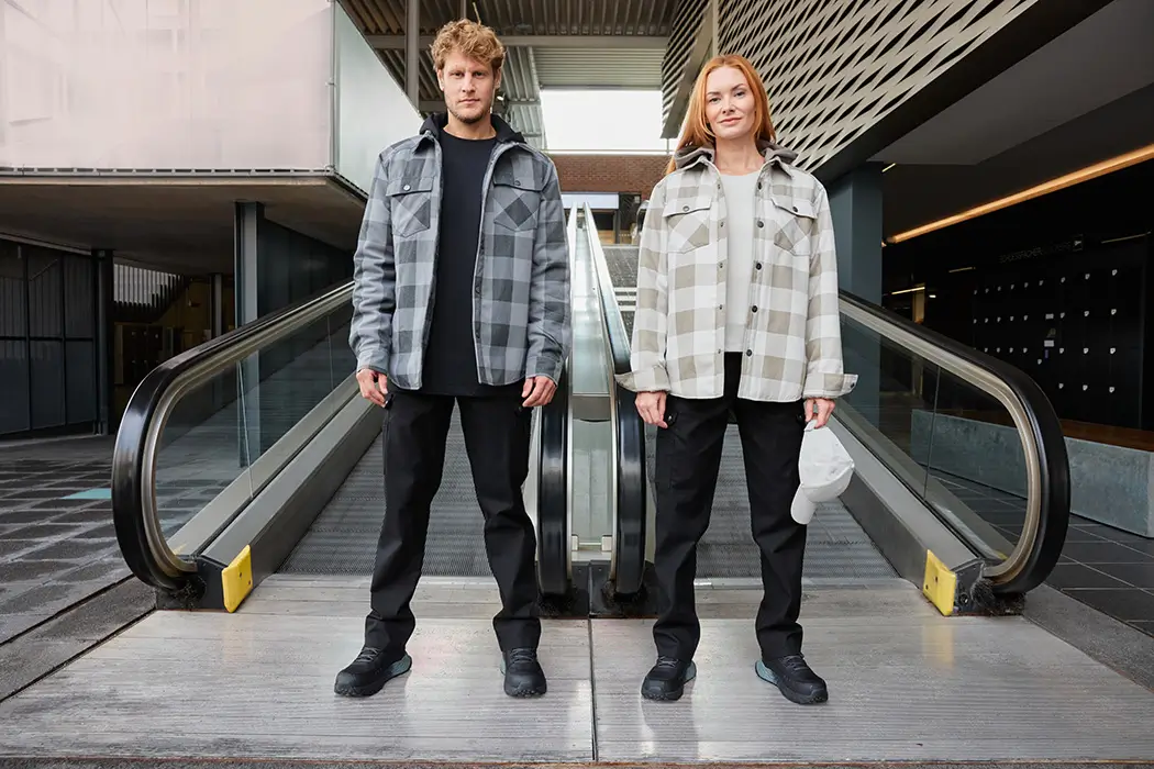 Daiber JN1872 Karohemdjacke mit Kapuze Lifestyle Bild mit Mann in black-metal-grey und Frau in dusty-brown/cement